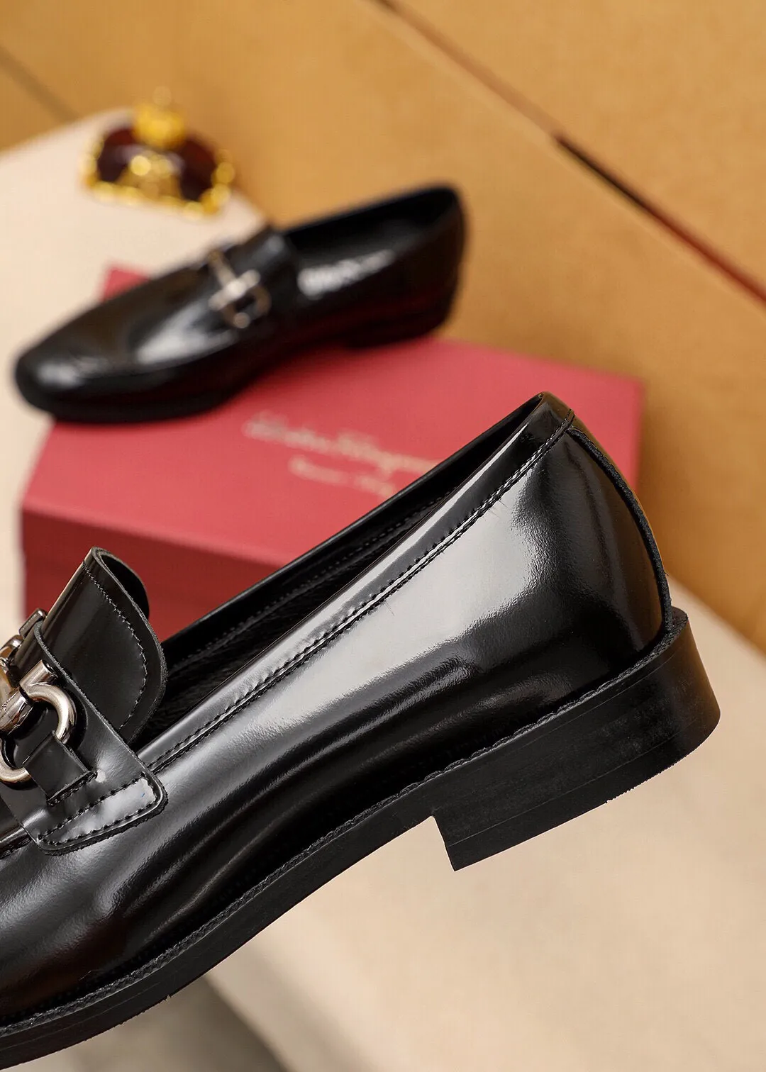 Men's shoes 💰400 💐 Product trademark: Ferragamo "Ferragamo" casual leather shoes Regular size: 39-44 (38.45.46🉑️Customized) Product materials: Selected imported open-edge beaded calfskin upper + classic hardware buckle, imported pig leather lining. Strong three-dimensional visual effect, non-slip and wear-resistant combination outsole Color: 1⃣️color optional